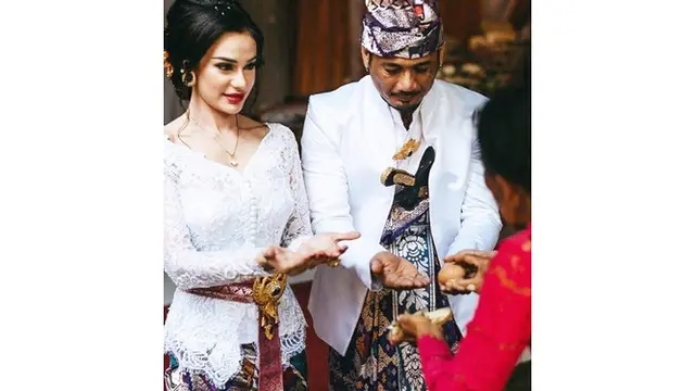 7 Potret Pernikahan Jerinx SID dan Nora Alexandra Philip, Kenakan Pakaian Adat Bali