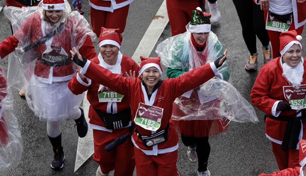 Tujuan kegiatan ini adalah untuk mengumpulkan dana amal dan merayakan Natal bersama dengan membagikan kebaikan. Tampak dalam foto, ribuan pelari yang mengenakan kostum Santa Claus berpartisipasi dalam edisi ke-14 lomba Santa Claus, sebuah lari santai sejauh 4,5 km melalui jalan-jalan Madrid pada Minggu 21 Desember 2025. (OSCAR DEL POZO/AFP)
