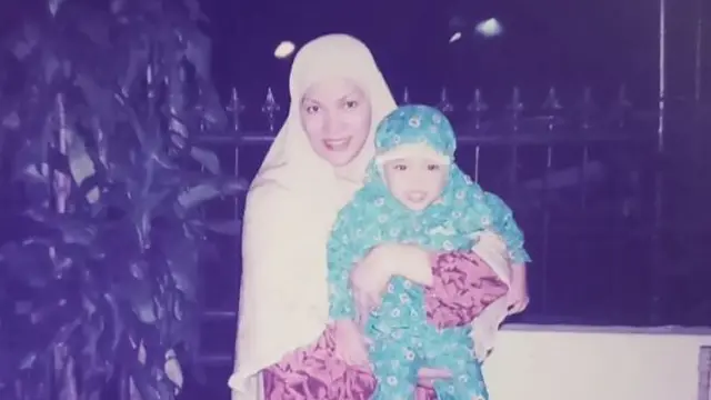 6 Momen Kedekatan Mendiang Dorce dan Fatimah Anak Angkat dari Kecil Hingga Dewasa