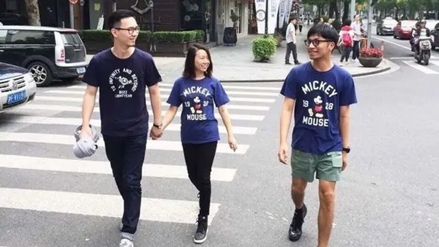 6 Momen Tak Terduga Ketemu Baju Kembar di Jalan Raya, Jadi Salting