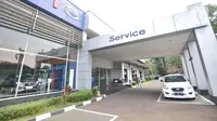 Suasana Diler Nissan kawasan Pulogadung, Jakarta, Rabu (27/11/2019).  Nissan akan berhenti memproduksi mobil Datsun di Indonesia pada Januari 2020 karena pabrik itu akan dialihfungsikan memproduksi mesin mobil jenis lain dan lebih fokus mengembangkan kendaraan listrik. (merdeka.com/Iqbal Nugroho)