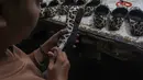 Untuk diketahui, sebagai langkah untuk memperkuat sektor riil, pemerintah menargetkan penyaluran Kredit Usaha Rakyat (KUR) bagi 2,3 juta pelaku Usaha Mikro, Kecil, dan Menengah (UMKM). Tampak dalam foto, pekerja saat menyelesaikan pembuatan sandal wanita di pabrik rumahan Pesan Sepatu Indonesia, Setu, Tangerang Selatan, Banten, Jumat (7/11/2025). (merdeka.com/Arie Basuki)