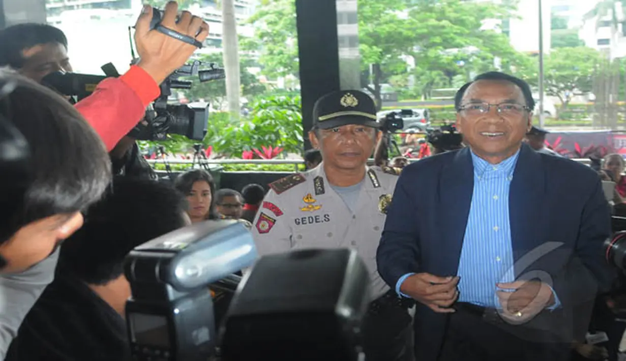 Jero Wacik tiba di kantor KPK, Jakarta, Rabu (11/2/2015). Jero Wacik diperiksa sebagai saksi untuk kasus dugaan penerimaan hadiah atau janji terkait kegiatan yang telah menjerat mantan Sekjen Kementerian ESDM, Waryono Karno. (Liputan6.com/Herman Zakharia)