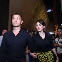 Nikita dan Samuel saat hadir di gala premier film 'Comic 8: Casino King Part 2' di CGV Blitz, Grand Indonesia, Jakarta Pusat, Jumat (26/2/2016) malam. (Nurwahyunan/Bintang.com)