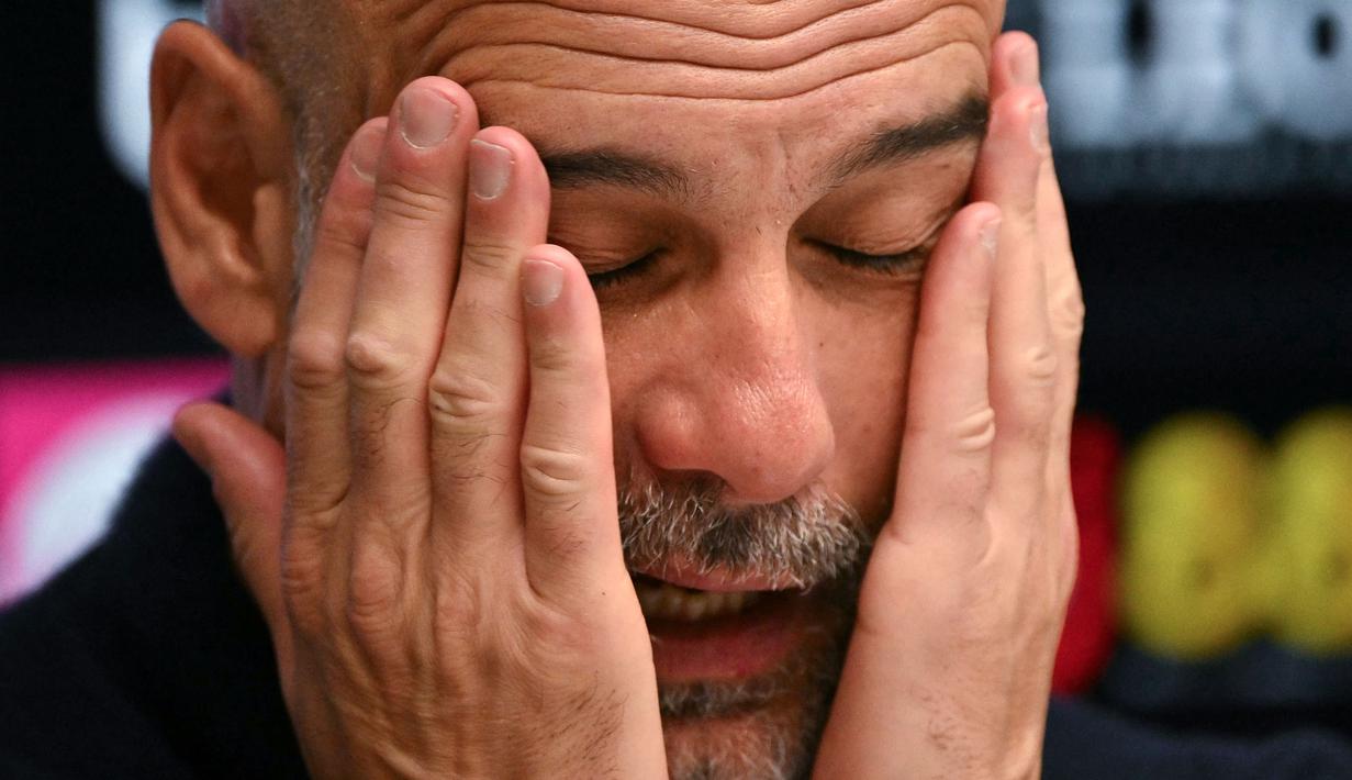 Kekecewaan tak mampu ditutupi pelatih Pep Guardiola setelah gagal membawa Manchester City menjadi juara Liga Inggris 2025/2026. (AFP/Glyn Kirk)