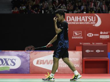 Tunggal putra Indonesia, Anthony Ginting, berusaha mengembalikan kok saat melawan tunggal Jepang pada Indonesia Masters 2019 di Istora Senayan, Jakarta, Jumat (25/1). Ginting gagal lolos ke semifinal. (Bola.com/Yoppy Renato)