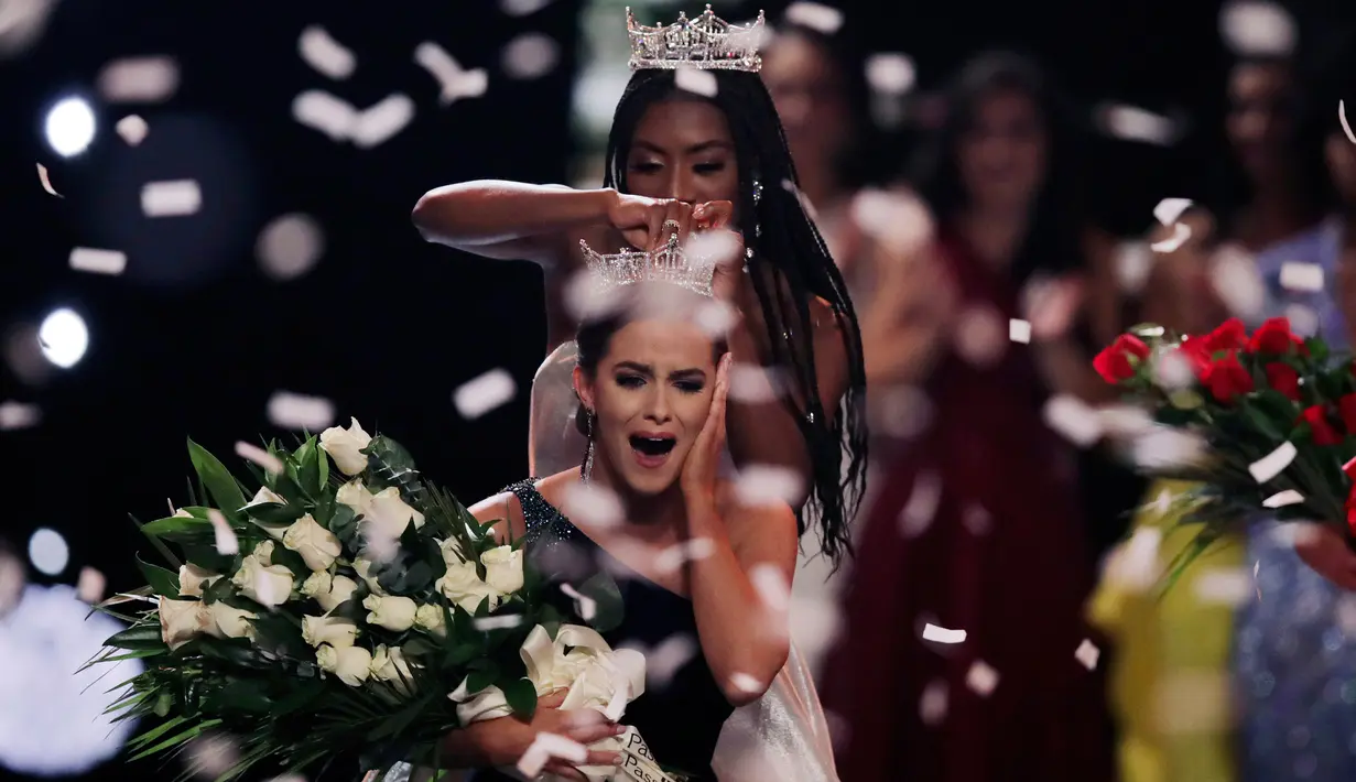 Ekspresi Miss Virginia Camille Schrier saat dinobatkan sebagai Miss America 2020 di kasino Mohegan Sun, Uncasville, Connecticut, Amerika Serikat, Kamis (19/12/2019). Camille Schrier dipakaikan mahkota oleh Miss America 2019  Nia Franklin. (AP Photo/Charles Krupa)
