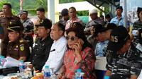 Menteri Kelautan dan Perikanan, Susi Pudjiastuti menyaksikan penenggelaman kapal pencuri ikan di  Lapangan 7 Syawal, Morela, Ambon.  (Foto: Humas KKP)