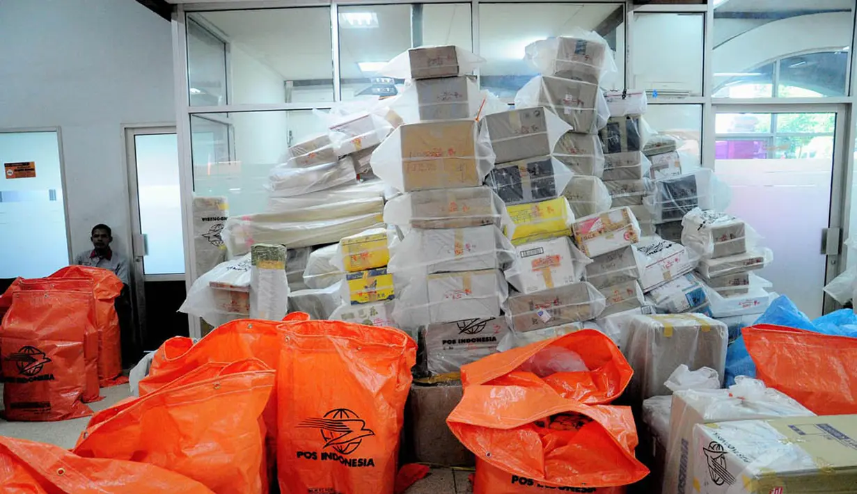 Di awal puasa, Kantor Pos Pasar Baru mulai mengalami peningkatan pengiriman paket, Jakarta, Selasa (1/7/14). (Liputan6.com/Faizal Fanani)