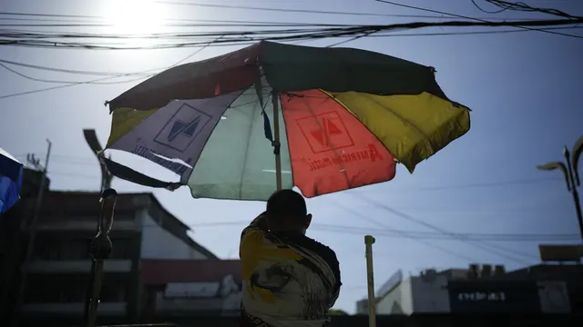 Dampak Negatif Heatwave Bagi Kesehatan, Apa Saja? Ini Penjelasan Ahli  (AP Photo/Aaron Favila)