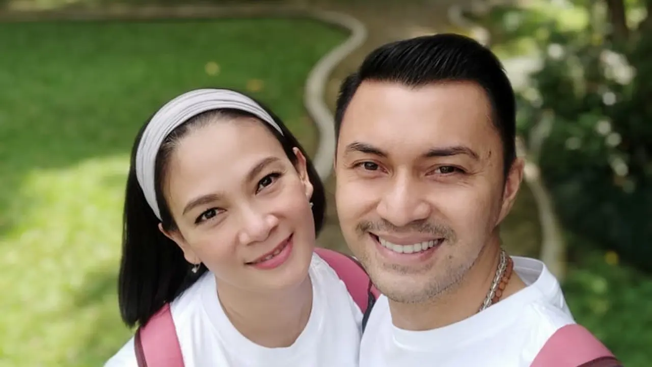Bak Pasangan Muda, Ini 6 Potret Anjasmara dan Istri Pakai Baju Couple