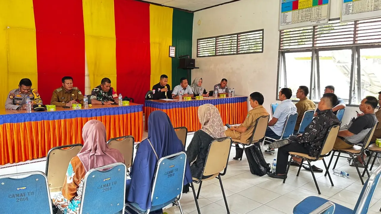Personel Polres Rokan Hulu gelar diskusi bersama unsur pimpinan kecamatan mamastikan kesiapan hari pencoblosan Pilkada 2024.