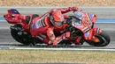 Marc Marquez mengambil peluang pertama untuk kembali jadi juara dunia MotoGP. (Lillian SUWANRUMPHA/AFP)