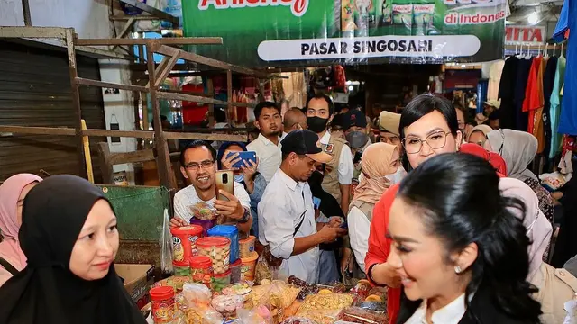 7 Potret Krisdayanti saat Blusukan, Gayanya Jadi Sorotan