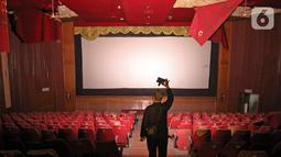 Kondisi Atoom Theatre di kawasan Citeureup Kabupaten Bogor, Jawa Barat, Rabu (30/10/2019). Bioskop yang terbengkalai dari 1998 rencananya akan dijadikan pemutaran film karya sineas muda Joko Anwar dengan judul Perempuan Tanah Jahanam. (Liputan6.com/Herman Zakharia)