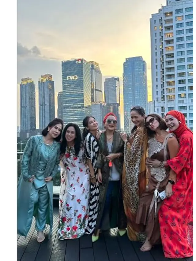 6 Potret Penampilan Mayangsari saat Bukber Bareng Teman, Menawan Pakai Kaftan