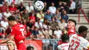 Pemain Twente, Mees Hilgers (kedua kanan) menyundul bola pada laga leg kedua babak Kualifikasi ketiga Liga Champions 2023/2024 melawan FC Salzburg di Grolsch Veste stadium, Enschede, Belanda, 13 Agustus 2024. (AFP/Vincent Jannink)