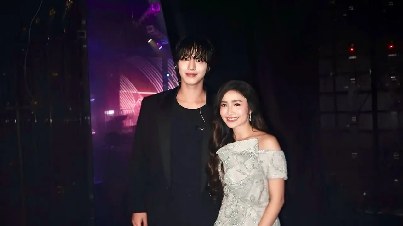 Febby Rastanty Tampil Bak Putri Modern dalam Gaun Off-Shoulder Saat Foto Bareng Aktor Korea Ahn Hyo Seop