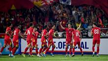 Selebrasi para pemain Timnas Vietnam setelah mengalahkan Timnas Malaysia pada laga terakhir Kualifikasi Piala Asia 2027 di Thien Truong Stadium, Ninh Bình, Selasa (31/3/2026) malam. (AFP/Nhac Nguyen)