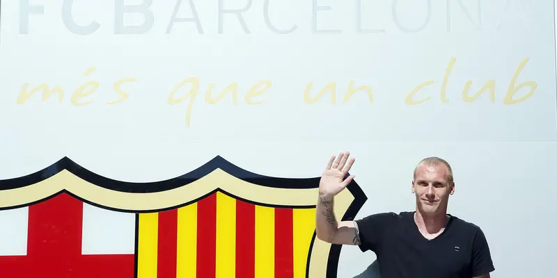 Ditinggal Carles Puyol, Barcelona Datangkan Jeremy Mathieu