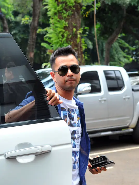 Ia hadir sebagai saksi bersama dengan adiknya, Syahnaz dan Ayu Dewi serta Dede yang biasa menjadi host acara musik. (Adrian Putra/Bintang.com)