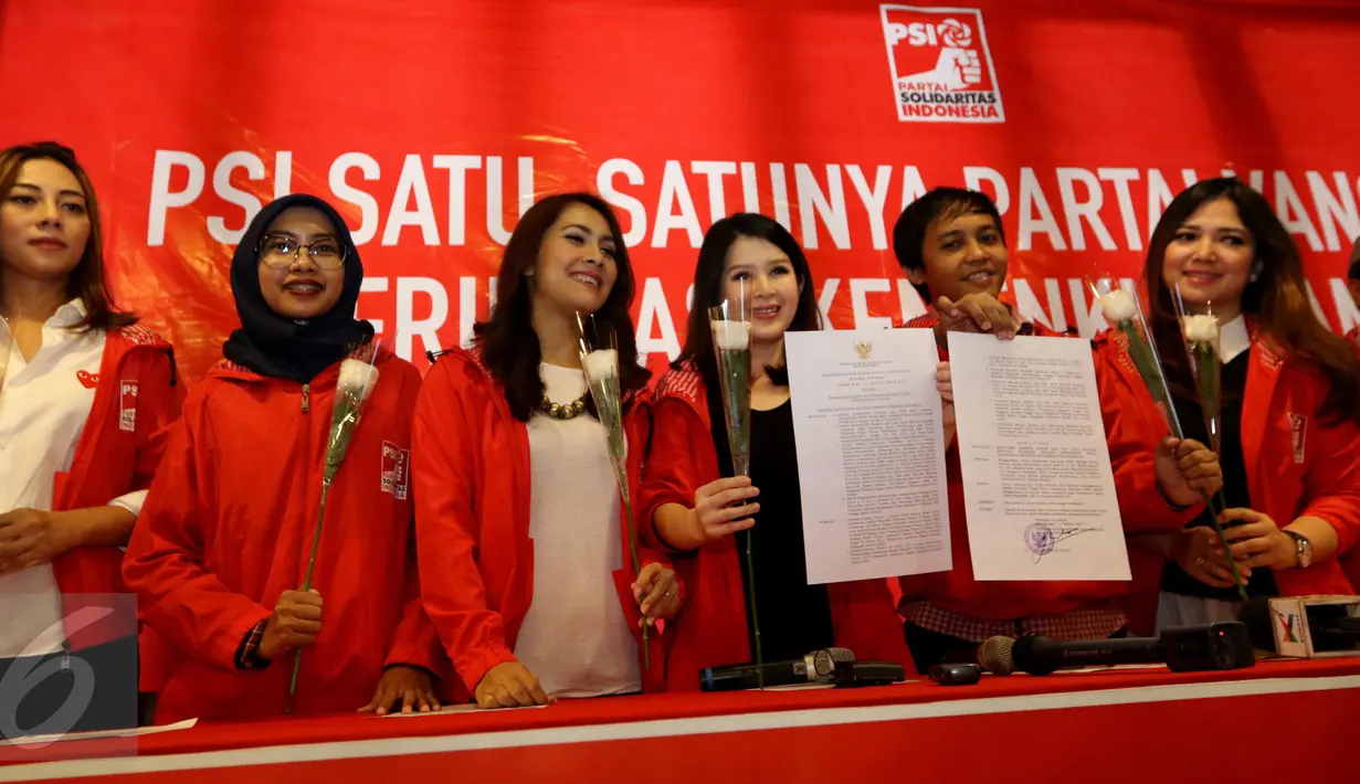Ketum Partai Solidaritas Indonesia (PSI) Grace Natalie menunjukan surat legalitas setelah dinyatakan lolos verifikasi sebagai partai politik baru oleh Kemenkumham, di kawasan HR Rasuna Said, Jakarta, Selasa (11/10). (Liputan6.com/Helmi Afandi)