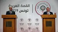 Menteri Luar Negeri Tunisia Khemaies Jhinaoui menyampaikan sambutan saat a joint press conference bersama Arab League Secretary-General, Ahmed Aboul Gheit, pada Arab Summit, di Tunis, Tunisia (AP)