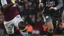 Penyerang Leicester City, Ayoze Perer menggiring bola dari kejaran pemain Aston Villa, Marvelous Nakamba  pada pertandingan semifinal Piala Liga Inggris di Villa Park, Birmingham (28/1/2020). Pada laga final, Aston Villa menunggu pemenang Manchester City dan Manchester United. (AP Photo/Rui Vieira)