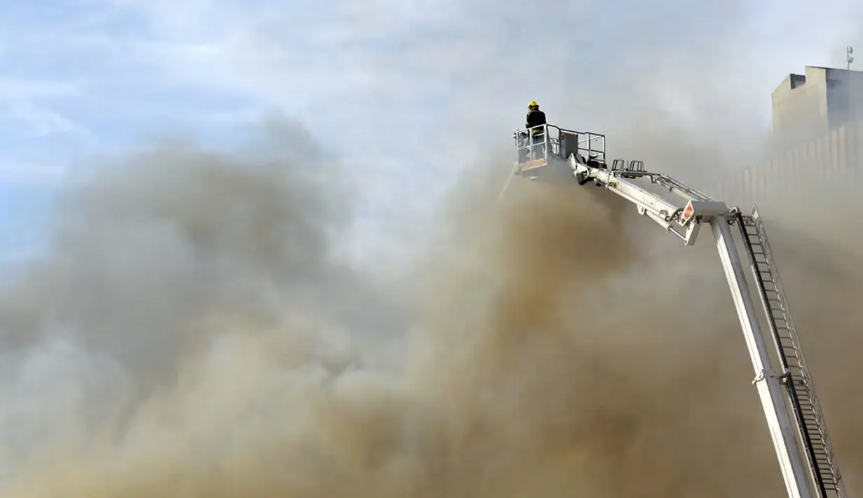 Petugas pemadam kebakaran memadamkan api yang membakar Gedung Parlemen di Cape Town, Afrika Selatan, 3 Januari 2022. Setelah sempat berhasil dipadamkan, api kembali mengamuk dan membakar Gedung Parlemen Afrika Selatan. (AP Photo/Nardus Engelbrecht)
