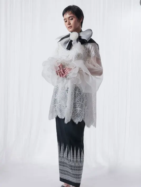 <p>Renata mengenakan baju kurung dari desainer Edward Hutabarat, baju kurung lace lengan sheer balon dipadukan sarung songket sutera hitam. Dengan aksen pita besar dan bunga. [@renata711]</p>
