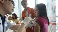 Karyawan Liputan6.com mengikuti vaksin Difteri massal. (Liputan6.com/Fatkhur Rozaq)