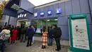 Warga mengantre di luar toilet umum pertama yang dilengkapi Wi-fi, mesin ATM hingga tempat pengisian energi untuk ponsel dan mobil listrik di Beijing, Kamis (19/11). Toilet ini juga akan dibuka di pinggiran kota Beijing dan kota lain.(CHINA OUT AFP PHOTO)