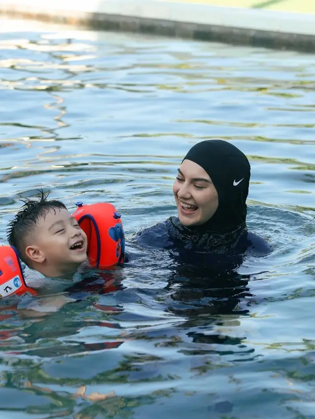 Potret Air Rumi Akbar sedang berenang (Sumber: Instagram/airrumiakbar1453)