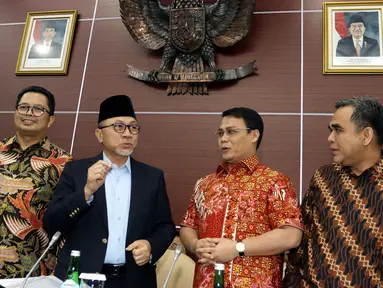 Ketua MPR Zulkifli Hasan (kedua kiri) serta Wakil Pimpinan MPR Mahyudin (kiri), Ahmad Basarah (kedua kanan), Ahmad Muzani (kanan) saat memimpin rapat gabungan di Kompleks Parlemen, Jakarta, Senin (23/9/2019). Ini merupakan rapat terakhir kepemimpinan MPR periode 2014-2019. (Liputan6.com/JohanTallo)