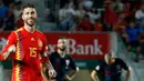 Bek Spanyol, Sergio Ramos berselebrasi usai mencetak gol kelima ke gawang Kroasia selama pertandingan UEFA Nations League di stadion Manuel Martinez Valero, Spanyol (11/9). Spanyol menang telak atas Kroasia 6-0. (AP Photo/Alberto Saiz)