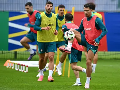 Penyerang Portugal #07 Cristiano Ronaldo mengambil bagian dalam sesi latihan selama Euro 2024 di base camp tim di Harsewinkel, Rabu (3/7/2024). (PATRICIA DE MELO MOREIRA / AFP)