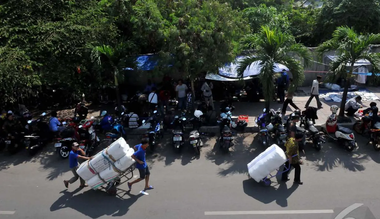 Di kawasan Tanah Abang, Jakarta, Pusat masih banyak kendaraan parkir sembarangan dan berjualan di trotoar yang berimbas kemacetan arus lalu lintas, Jakarta, Rabu (24/9/2014) (Liputan6.com/Johan Tallo)