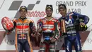 Pebalap Ducati, Andrea Dovizioso bersama Valentino Rossi dan Marc Marquez merayakan podium MotoGP Qatar di Sirkuit Losail, Doha, Minggu (18/3/2018). Dovizioso juara dengan catatan waktu 42 menit 34,654 detik. (AFP/Karim Jaafar)