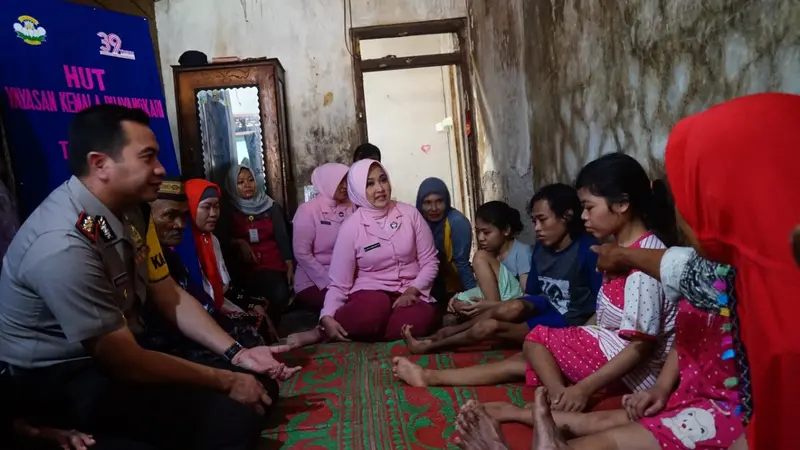 Kapolres Pemalang beserta rombongan berbincang dengan keluarga Kamari, yang empat anggota keluarganya menderita lumpuh layu. (Foto: Liputan6.com/Polres Pemalang/Muhamad Ridlo)