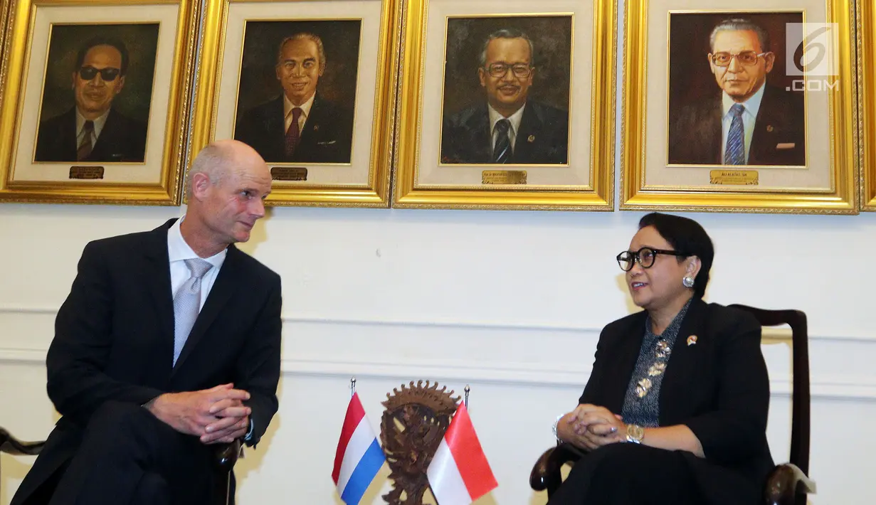 Menteri Luar Negeri Indonesia, Retno Marsudi berbincang dengan Menteri Luar Negeri Belanda Stephanus Abraham Blok saat melakukan pertemuan di gedung Pancasila Kementerian Luar Negeri di Jakarta, Selasa (3/7). (Liputan6.com/Johan Tallo)