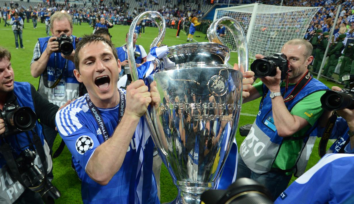 Semasa di Chelsea dalam rentang 2001-2013, Frank Lampard berkembang menjadi pemain tangguh. Ia berandil membawa Chelsea merebut 1 trofi UCL, 1 trofi UEL, 3 trofi Premier League, 4 trofi Piala FA, 2 trofi Piala Liga dan 2 trofi Community Shield. (AFP/Adrian Dennis)