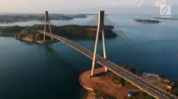Foto udara pemandangan dari jembatan Barelang di Batam, Kepulauan Riau, Senin (7/5). Enam buah jembatan megah ini merupakan proyek vital sebagai penghubung jalur Trans Barelang yang membentang sepanjang 54 kilometer. (Liputan6.com/Arya Manggala)