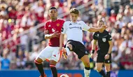 Sverre Nypan saat berhadapan dengan Manchester United (AFP)