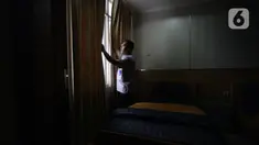 Petugas memeriksa kamar - kamar di Asrama Haji Pondok Gede, Jakarta, Selasa (16/5/2023). (Liputan6.com/Johan Tallo)