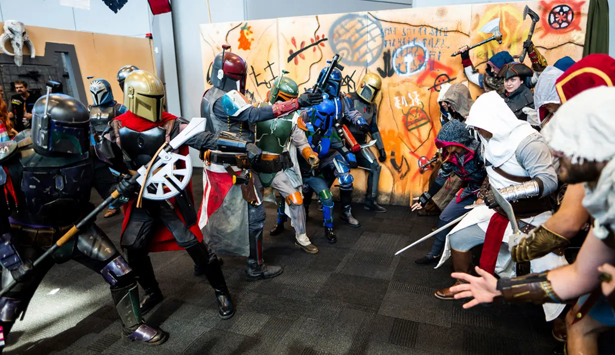 Para tamu menghadiri acara dengan memamerkan kostum cosplay, meminta tanda tangan aktor, penulis, dan artis terkenal, dan untuk menghadiri panel, lokakarya, kedai jualan, dan melihat pemutaran perdana. (Photo by Charles Sykes/Invision/AP)