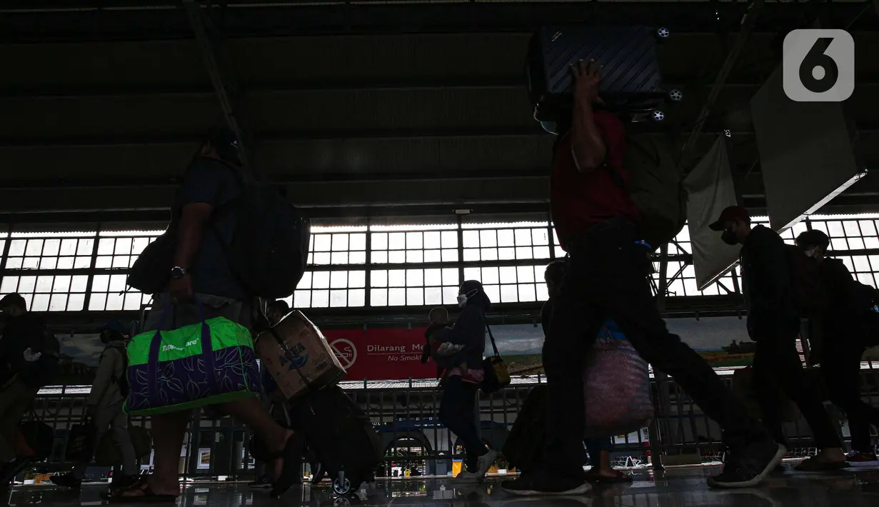 Pengguna KA Jarak Jauh tiba di Stasiun Pasar Senen, Jakarta, Senin (3/1/2022). Pada masa Libur Tahun Baru 2022, yaitu 31 Desember 2021 s.d 2 Januari 2022, PT Kereta Api Indonesia (Persero) melayani 160.926 pelanggan KA Jarak Jauh atau rata-rata 53.642 pelanggan per hari. (Liputan6.com/Faizal Fanani)