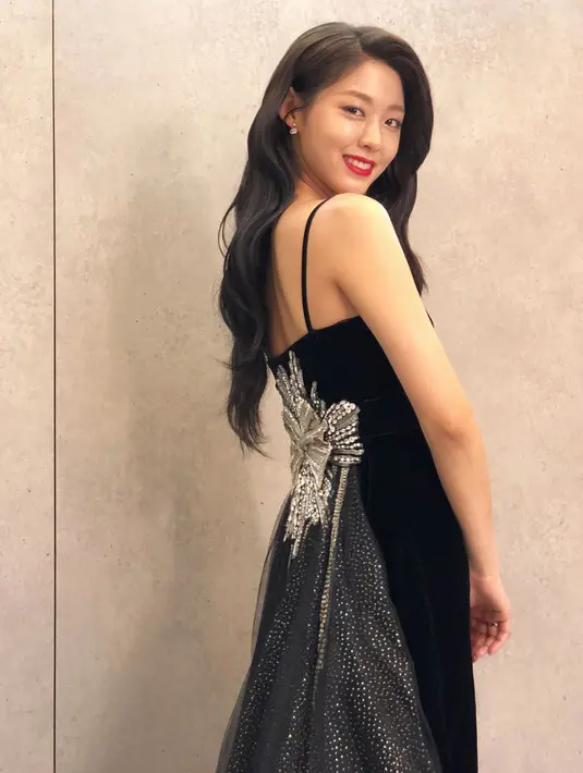 Seperti yang dikabarkan oleh Koreaboo, Seolhyun sempat dianggap sebagai salah satu idola yang punya bentuk tubuh seksi. Pada acara itu, Seolhyun tampil memukau saat dihujani jepretan fotografer. (Foto: koreaboo.com)