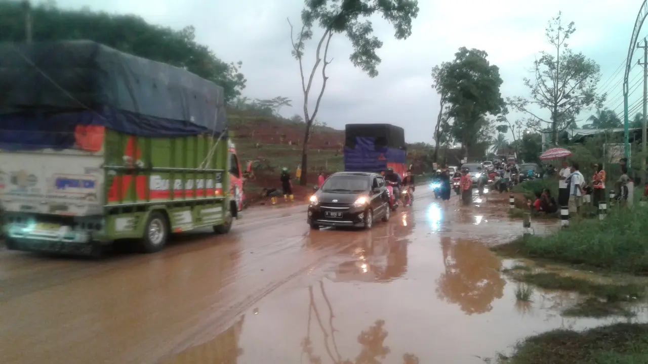 Material longsoran menimbun jalan nasional lintas selatan (JLS) Jawa Tengah di titik Desa Padangjaya, Majenang, Cilacap, Jawa Tengah. (Foto: Liputan6.com/Adib untuk Muhamad Ridlo)