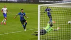Pemain Inter Milan Lautaro Martinez (kedua kiri) mencetak gol ke gawang Sampdoria dalam pertandingan Serie A di Stadion San Siro, Milan, Italia, Minggu (21/6/2020). Inter Milan mengalahkan Sampdoria 2-1. (AP Photo/Antonio Calanni)