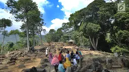 Wisatawan berkunjung ke Situs Megalitikum Gunung Padang, Kabupaten Cianjur, Jawa Barat, Minggu (11/8/2019). Libur Idul Adha 2019 dimanfaatkan warga sekitar Jabotabek dan Bandung untuk mengunjung situs megalitik terbesar di Asia Tenggara tersebut. (merdeka.com/Arie Basuki)